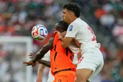 "بوما" توضح أسباب تمزق قميص المنتخب الوطني!