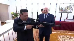 خلال زيارة رسمية.. رئيس كوريا الشمالية  يختبر بندقية أمام ضيفه  الرئيس البيلاروسي