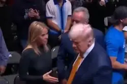 ترامب يحرج زوجة وزير الصحة ويتجاهل مصافحتها (فيديو)