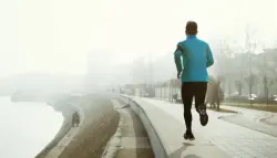 الهواء الملوث يحدّ من فوائد الرياضة... دراسة عالمية تكشف التأثير الصامت