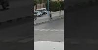 بالفيديو.. لص يسرق سائقا من داخل سيارته بطريقة "اخطف واجري"