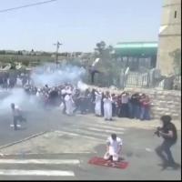 شرطي إسرائيلي يركل فلسطينيا يصلي في شوارع القدس
