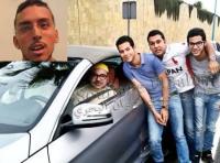 شاب مغربي : حيدوني من الصورة مع الملك بحال إيلا ناقصاني رجل و لا مكملش !
