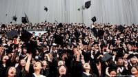 رجل في الـ 81 من العمر يحقق وعده لوالدته ويتخرج من الجامعة