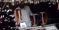 بالفيديو.. معتمر يسرق «مسبحة» من محل بمكة