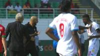 نشطاء يطالبون بتدخل "الكاف" بعد واقعة اعتداء لاعبي المنتخب الكونغولي على أسود الأطلس