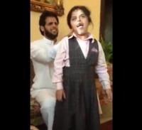 سعودي يسرح شعر ابنته بواسطة مكنسة كهربائية