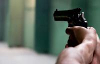 مفتش شرطة يضطر لإشهار مسدسه من أجل إيقاف شخص خمسيني هاجم سيدة بسلاح أبيض