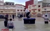 من مدينة طنجة...شباب يحولون الشارع إلى مسبح