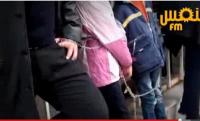 بالفيديو: تونسي يقيد بناته الأربع بسلاسل للمطالبة بحقوقه