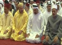 الملك يصلي صلاة الجمعة في أبو ظبي