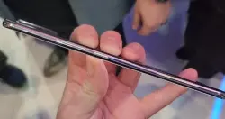 أنحف هاتف في العالم يلفت الأنظار في معرض برشلونة