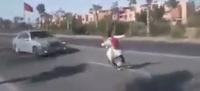 هدشي بزاف: تلميذ يقدم على  فعل خطير جدا وسط الطريق (فيديو)