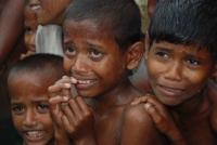 بالصورة : فرنسيون يحرجون المسلمين بشكل احتجاجي مؤثر تضامنا مع مسلمي " ميانمار"