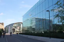 تقنية ثورية.. روسيا تطور خلايا شمسية شبه شفافة لتوليد الكهرباء من واجهات المباني