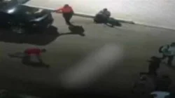 فيديو صادم.. أستاذ جامعي يجبر طالبا على المشي مثل الكلب لإذلاله