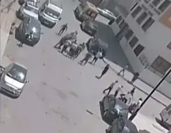 مهاجر إفريقي يعتدي على سيدة ورضيعها وتدخل بطولي لمواطن ينقذها من كارثة!