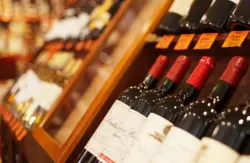 هدية من الوالدين في عيد الميلاد تتحول إلى مأساة.. وفاة شابة وخطيبها بسبب قنينة مشروب