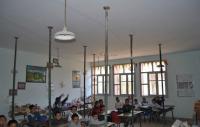 تلاميذ يدرسون في قسم مدعم بقضبان حديدية لتجنب الانهيار