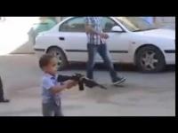 طفل فلسطيني يواجه جنود الإحتلال بسلاحه البلاستيكي