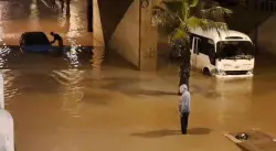برشيد تتنفس تحت الماء.. هكذا أغرقت الأمطار الغزيرة بعض شوارع وأحياء المدينة