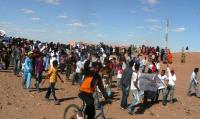 المجازون وسكان امحاميد الغزلان ينفذون الرحيل الجماعي للحدود الجزائرية المغربية 