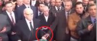 مرافق الرئيس التونسي الباجى قائد السبسى يذكره برفع يديه عند الدعاء