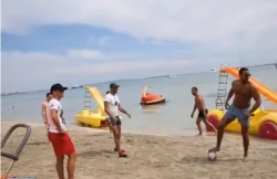 البطل المغربي بدر هاري يتفوق على شنايدر في لعبة كرة القدم