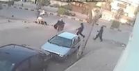 بالفيديو.. إسقاط لص من فوق دراجة بخارية بعد سرقته لمرآة سيارة