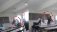 بالفيديو: تلميذ يتبادل الضرب مع أستاذته داخل القسم ورد فعل غريب من زميله!
