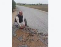 فضيحة أخرى بالفيديو :  بعد الشاب "عبد الرحمان" ، رئيس جماعة يقتلع الزفت بيديه ...واش هادي طريق ولا باسطا !!!
