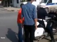 المغرب : شباب يساعدون دركي