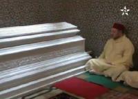 الملك يزور قبر والده