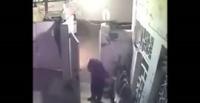 بالفيديو.. لص حاول سرقة منزل فوقع في قبضة مالكه