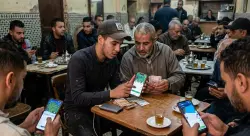 زبناؤهم من مختلف الأعمار... تجار دولار تطبيقات القمار يحتلون المقاهي الشعبية