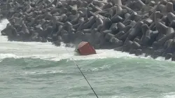 باستعمال مروحية.. تدخل عاجل بعد انقلاب حاويتين محملتين بمواد غذائية في مارينا الدار البيضاء