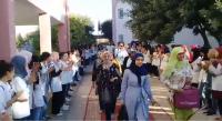 تلاميذ يستقبلون أساتذتهم على السجاد الأحمر في اليوم العالمي للمدرس