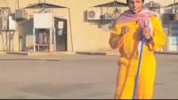 شاب يلبس لباس عمال النظافة وينزل الشارع ,انظر ماذا يحدث !