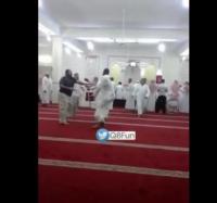 شجار في المسجد بين مصلين و مُختل عقلياً يدعي أنه المهدي