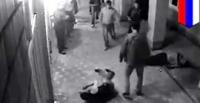 بالفيديو.. ملاكم يبرح ثلاثة رجال ضربًا انتقامًا لزوجته