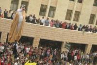 فلسطينيون أحرقوا دمية تمثل أمير قطر احتجاجًا على سياسة بلاده