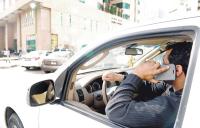 فرنسا: التوقف في أماكن مخصصة وإطفاء محرك السيارة لاستخدام الهاتف