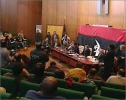 المجلس الوطني الانتقالي الليبي يعد باجراء انتخابات حرة ونزيهة بعد سقوط نظام القذافي