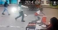 بالفيديو.. عصابة تقتل عاملًا أمام المارة لتسرق راتبه