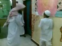 معلم سعودي يصور نفسه أثناء جلده 13 طالباً