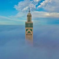 صومعة مسجد الحسن الثاني تشق الضباب الكثيف