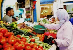 غلاء الخضر والفواكه يرهق المغاربة في أواخر رمضان.. وفوارق صادمة بين سوق الجملة و"الحومة"