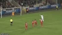 رائع : لاعب يضيع ضربة جزاء ثم تابعها وسجلها بضربة مقصية
