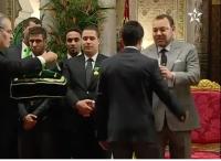 الملك يستقبل لاعبي الرجاء و يوشحهم بوسام