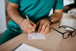 مراكش..المحكمة الابتدائية تقضي بالسجن في حق طبيب وعناصر شبكة الشواهد الطبية المزورة
